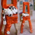 kot-na-krzesle-handmade.jpg