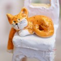 figurka-kot-na-krzesle-handmade.jpg