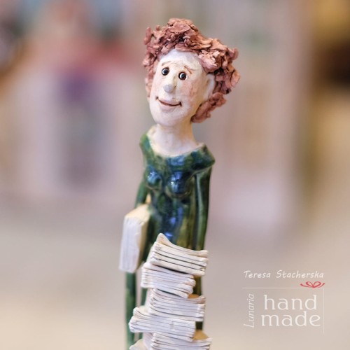 figurka-bibliotekarki-z-ksiazkami.jpg