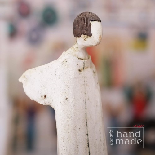 ceramiczny anioł stojący w kolorze piaskowym bardzo naturalny.jpg