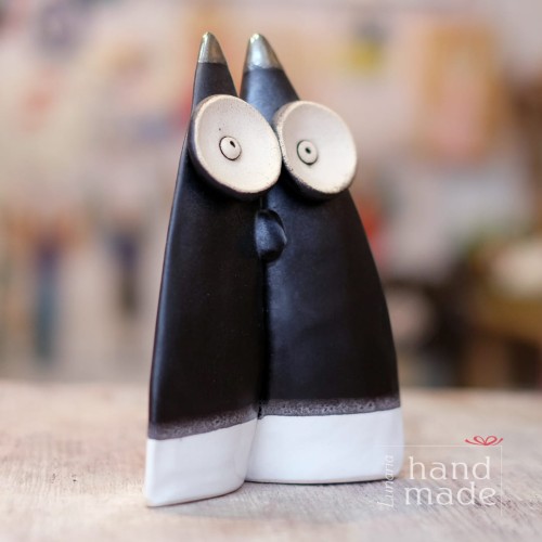 Gliniana figurka sowy w kolorze czarnym z białymi oczami.jpg