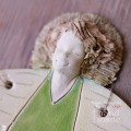ceramiczny wiszący anioł w zielonej sukience z delikatnym ornamentem.jpg