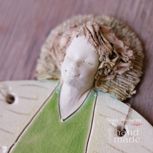 ceramiczny wiszący anioł w zielonej sukience z delikatnym ornamentem.jpg