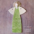 ceramiczny wiszący anioł w zielonej sukience z delikatnym ornamentem.jpg