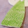 ceramiczny wiszący anioł w zielonej sukience z delikatnym ornamentem.jpg