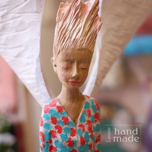 Kolorowy stojący nowoczesny anioł rzeźbiony w drewnie.jpg