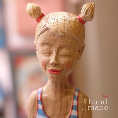 nowoczesna drewnianarzeźba dziewczynki w letniej sukience w paski.jpg