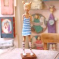 nowoczesna drewnianarzeźba dziewczynki w letniej sukience w paski.jpg