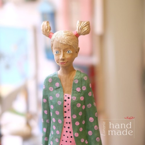 nowoczesna drewniana rzeźba dziewczynki.jpg