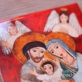 Kafelek obrazek ze Świętą Rodziną z małym Jezusem i czuwającymi nad nimi aniołami.jpg