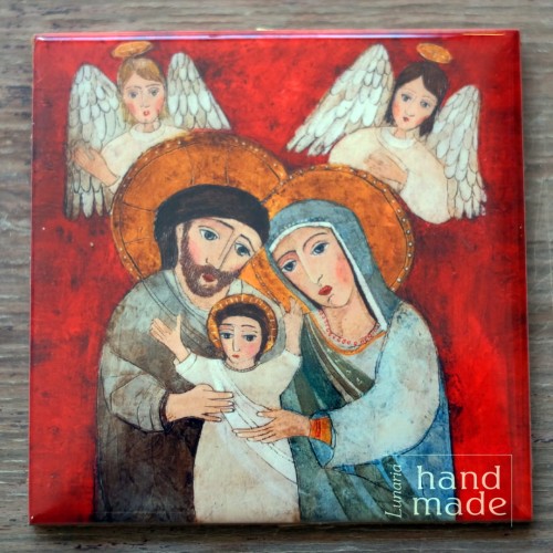 Kafelek obrazek ze Świętą Rodziną z małym Jezusem i czuwającymi nad nimi aniołami.jpg