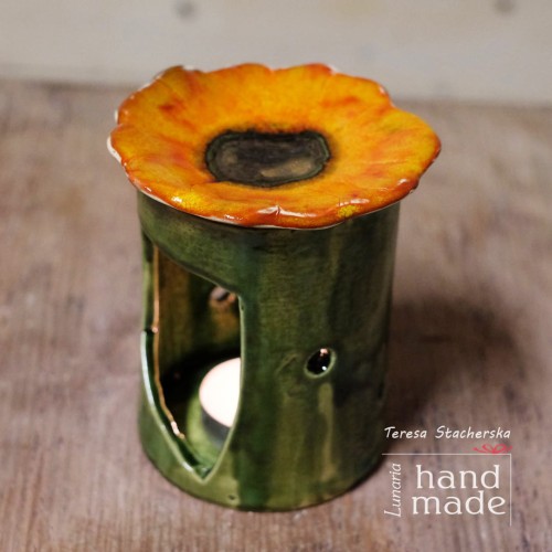Kominek do aromaterapii w kolorze zielonym z miseczką na olejek w kształcie kwiatu maku.jpg