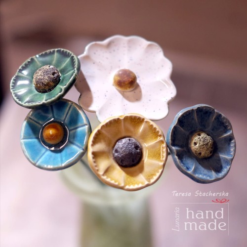 Bukiet kwiatków z gliny szkliwionych  na kolorowo.jpg