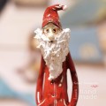 Ceramiczna figurka stojącego mikołaja z rękoma w kieszeniach szkliwionego w kolorze czerwonym z długą białą brodą i w okularach.jpg