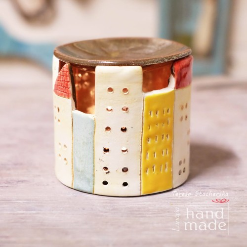 Ceramiczny podgrzewacz do aromaterapiiw formie kręgu domków.jpg
