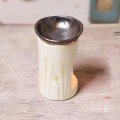 Ceramiczny kominek na olejek w formie pojemnika dekorowanego w motyw kwitnących traw szkliwionego na jasno i wypalanego w piecu do ceramiki na górze jest umieszczona  gliniana miseczka na olejek .jpg