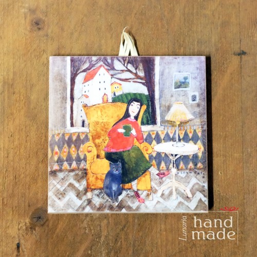 Kafelek obrazek ceramiczny z dziewczyną siedzącą w żółtym fotelu trzymającą kubek a u jej stóp siedzi czarny kot.jpg