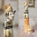 Ceramiczna figurka z książkami.jpg