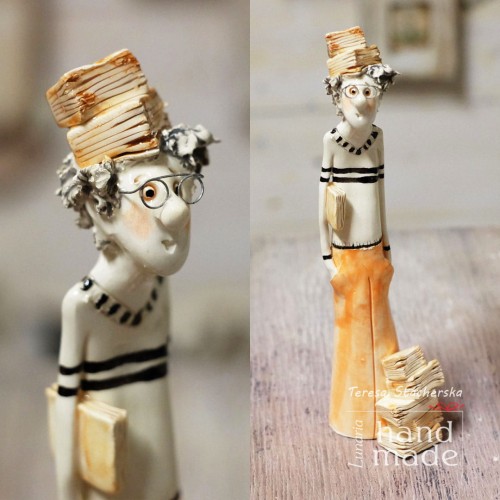 Ceramiczna figurka z książkami.jpg