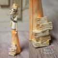 Ceramiczna figurka z książkami.jpg
