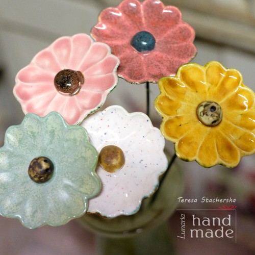 Kolorowy bukiet ceramicznych kwiatów.jpg