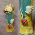 Ceramiczna figurka stojący aniołek z kubkiem kawy.jpg