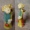 Ceramiczna figurka stojący aniołek z kubkiem kawy.jpg