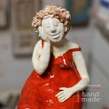 Gliniana figurka kobiety w czerwonej sukience.jpg