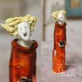 Figurka ceramiczna z kubkiem kawy.jpg