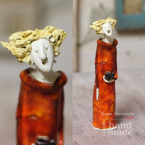 Figurka ceramiczna z kubkiem kawy.jpg