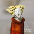 Figurka ceramiczna z kubkiem kawy.jpg