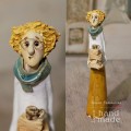 stojaca ceramiczna figurka z książkami.jpg