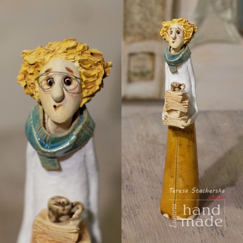 stojaca ceramiczna figurka z książkami.jpg