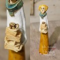 stojaca ceramiczna figurka z książkami.jpg