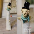 Ceramiczny anioł stojący trzymający w ręku czerwoną różę.jpg
