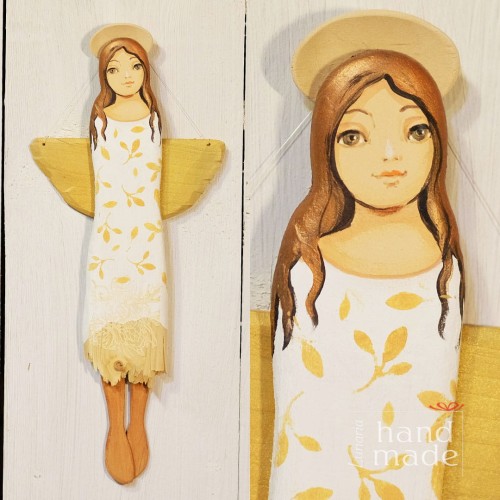 Wiszący biały drewniany anioł.jpg