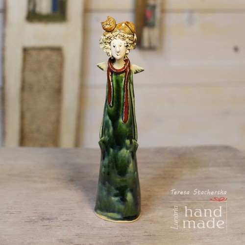 Ceramiczny anioł w zielonej sukni z kotem.jpg
