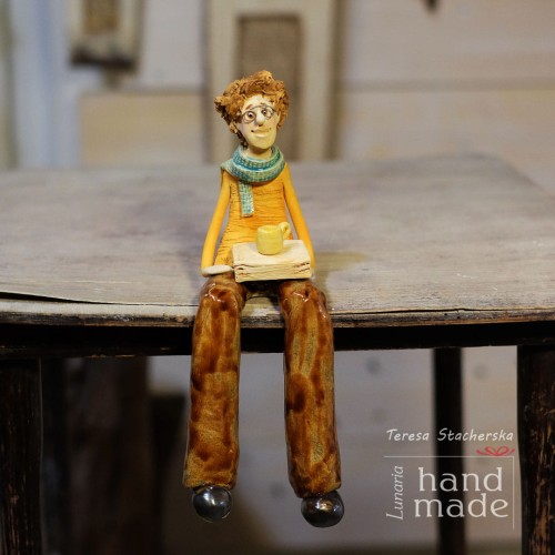 Gliniana siedząca figurka.jpg