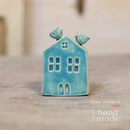 Turkusowy domek z gliny z ptaszkami na dachu.jpg