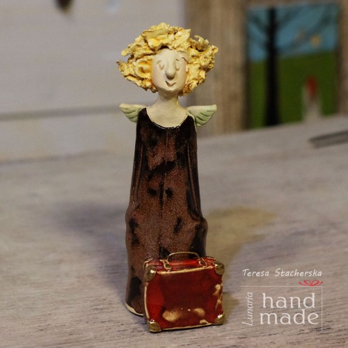 Ceramiczna figurka anioła z walizką.jpg