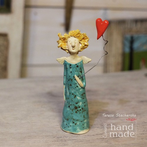 Ceramiczny anioł z sercem.jpg