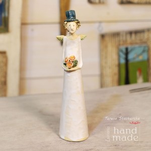Ceramiczny anioł z różami