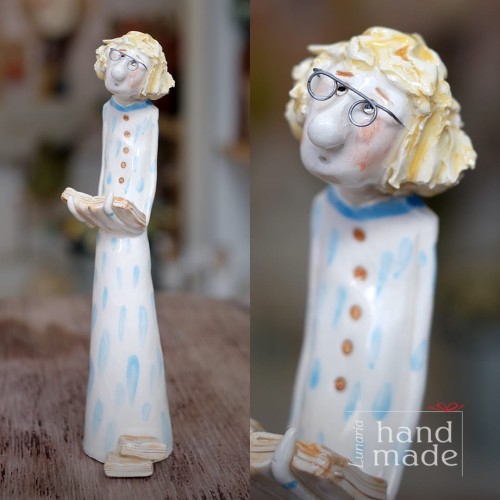 pani-z-ksiazka-handmade