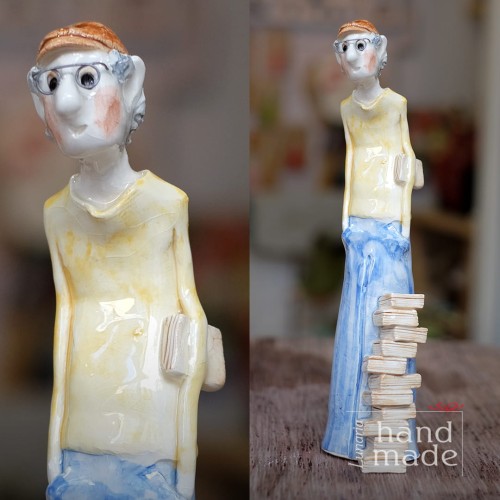ceramiczna-figurka-z-ksiazkami