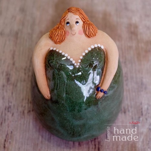 recznie-robiona-figurka-spiewaczka