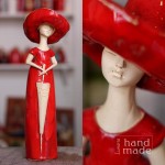 Stojąca dama czerwona - parasolka - "S"