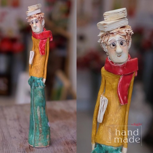 bibliotekarz-z-ksiazkami-handmade